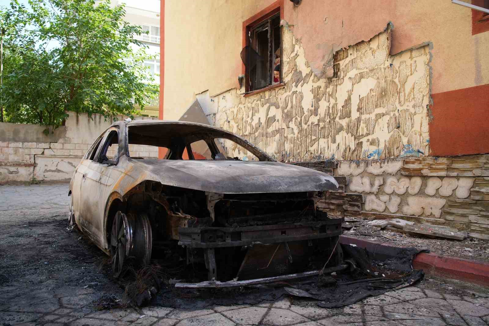Edirne’de park halindeki iki otomobil alev alev yandı