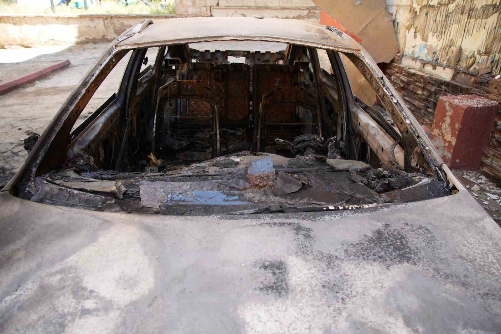 Edirne&rsquo;de park halindeki iki otomobil alev alev yandı
