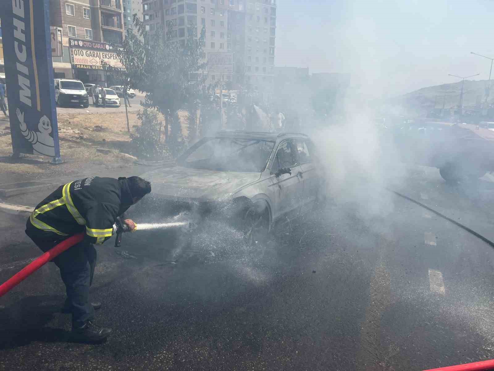 Mardin’de seyir halindeki otomobil yandı