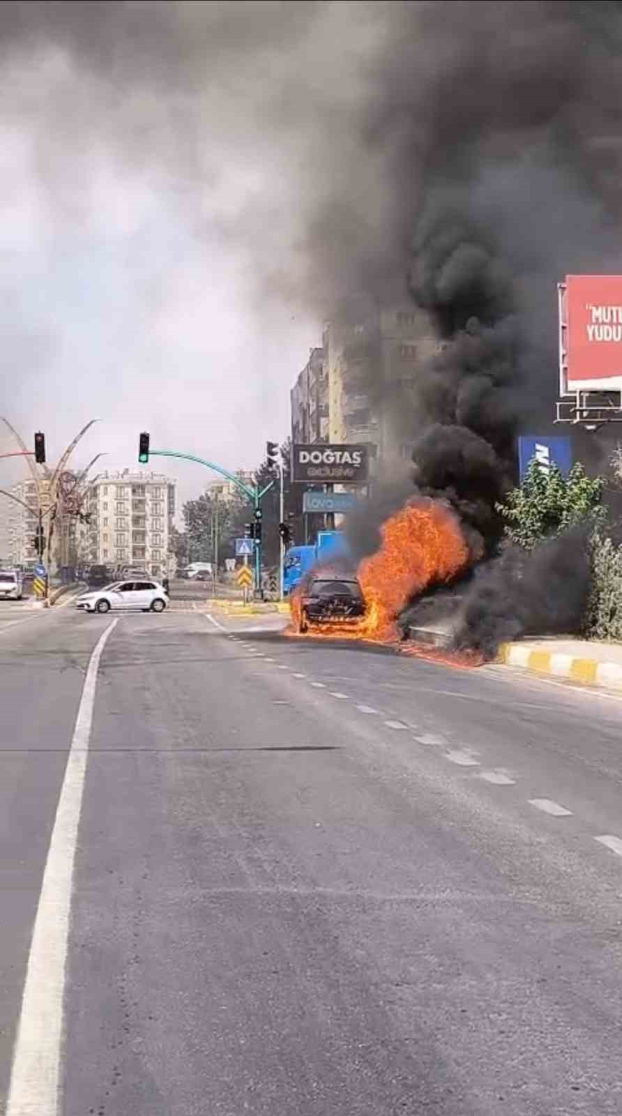 Mardin&rsquo;de seyir halindeki otomobil yandı
