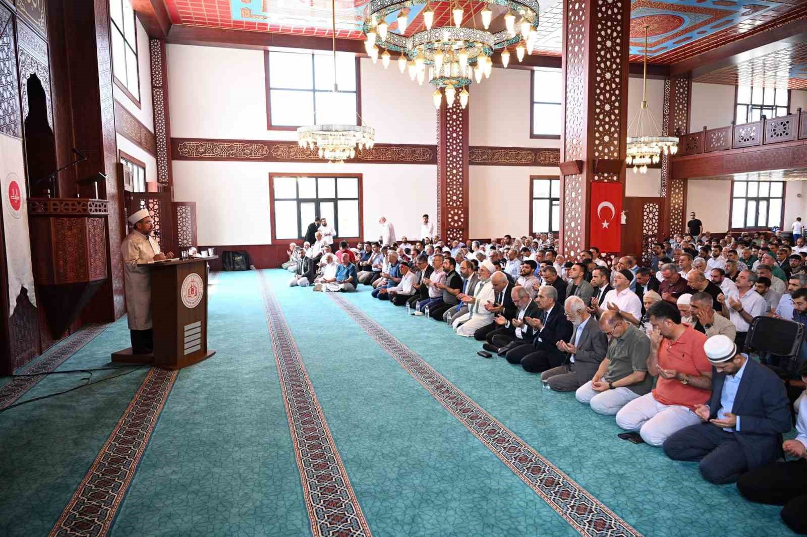 Diyarbakır&rsquo;da Rahmet-İ Rahman Camii dualarla a&ccedil;ıldı
