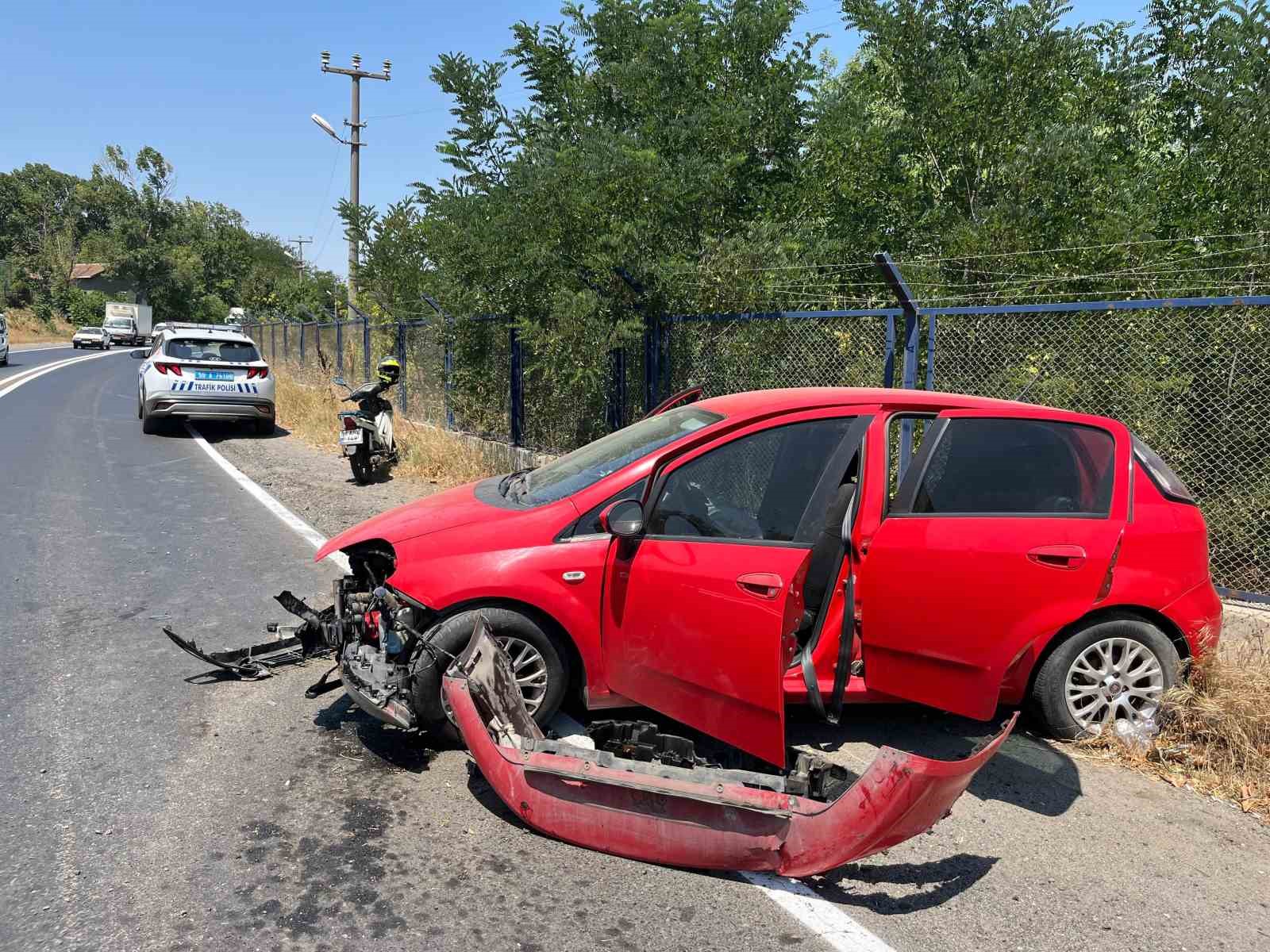 Otomobil kışla duvarına &ccedil;arptı: 1 yaralı
