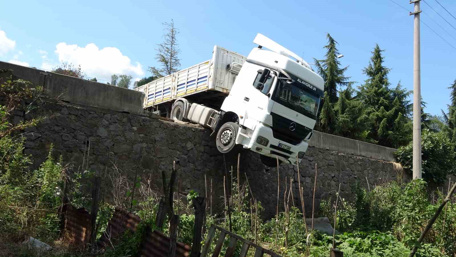 Freni boşalan tır yola sürüklendi, istinat duvarında asılı kaldı