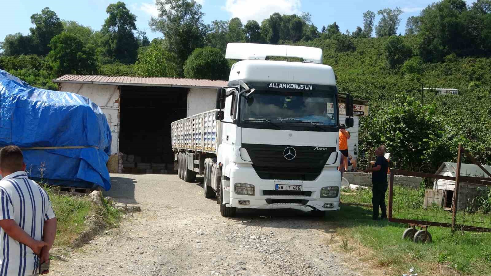 Freni boşalan tır yola s&uuml;r&uuml;klendi, istinat duvarında asılı kaldı
