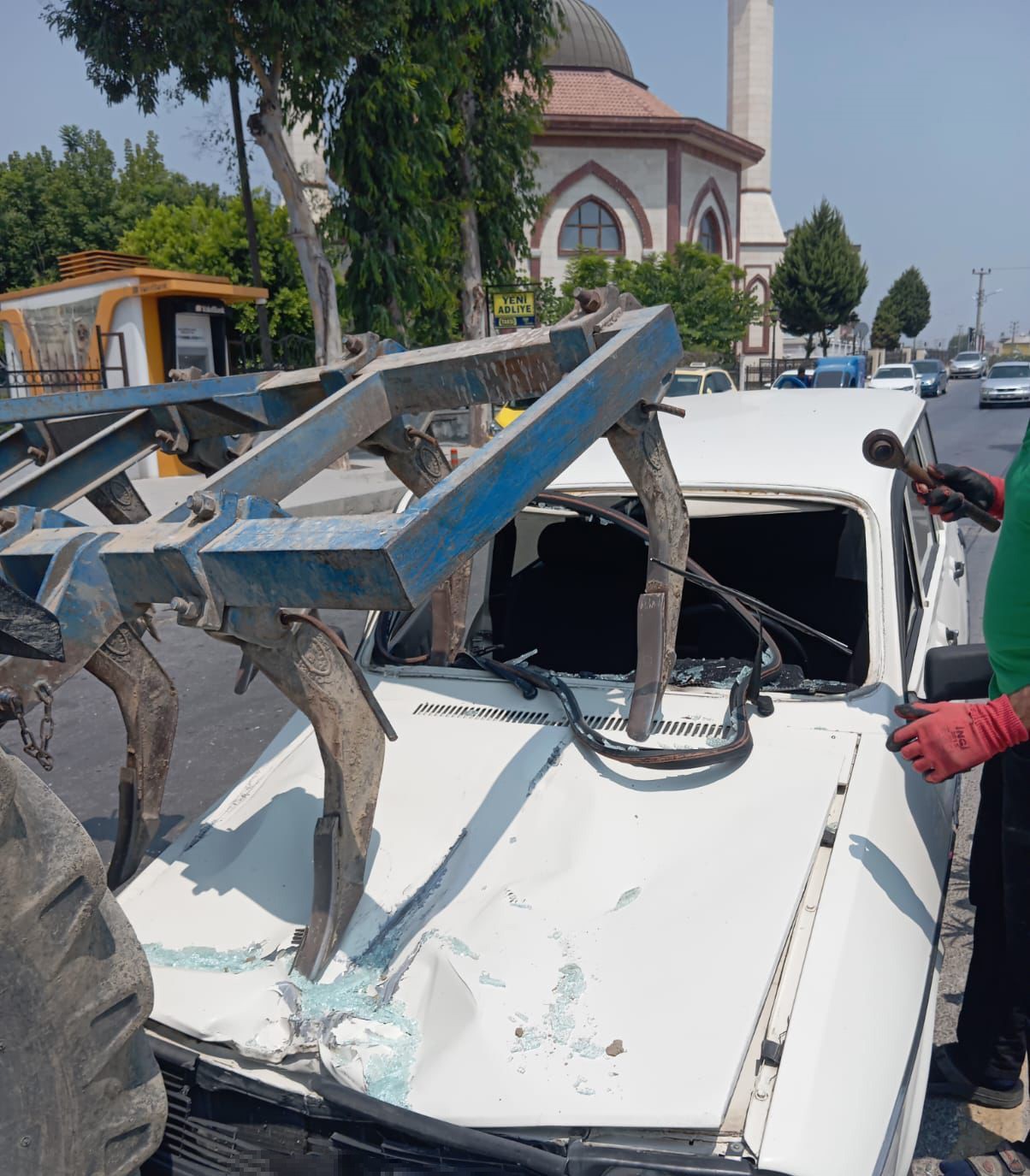 Tarsus&rsquo;ta otomobil trakt&ouml;re arkadan &ccedil;arptı: 2 yaralı
