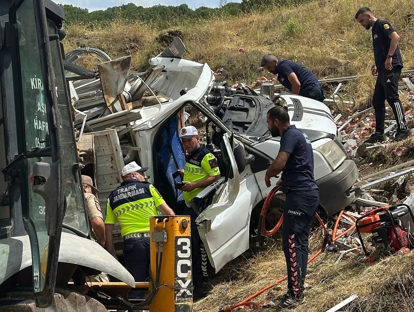 Bingöl’de hurda yüklü pikap devrildi: 1 yaralı