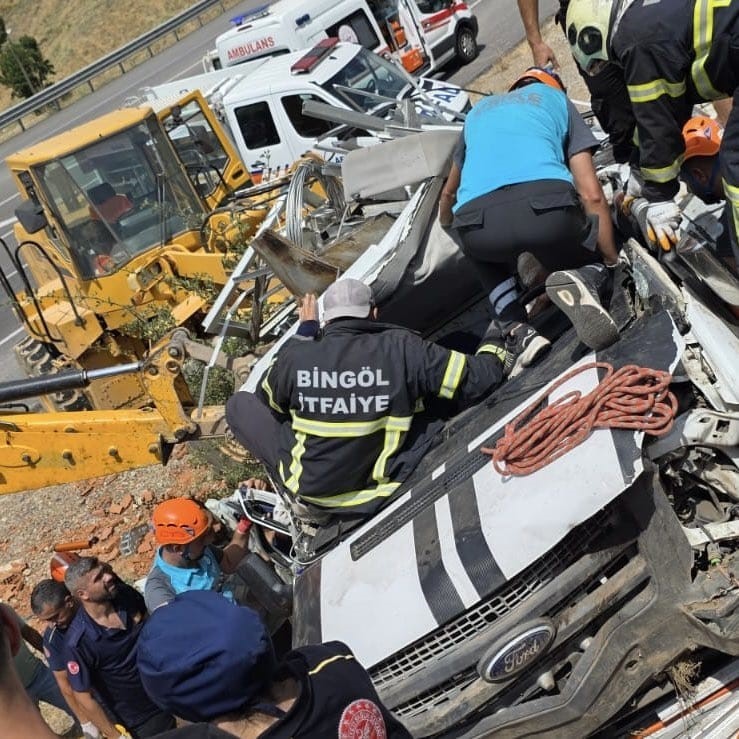 Bing&ouml;l&rsquo;de hurda y&uuml;kl&uuml; pikap devrildi: 1 yaralı

