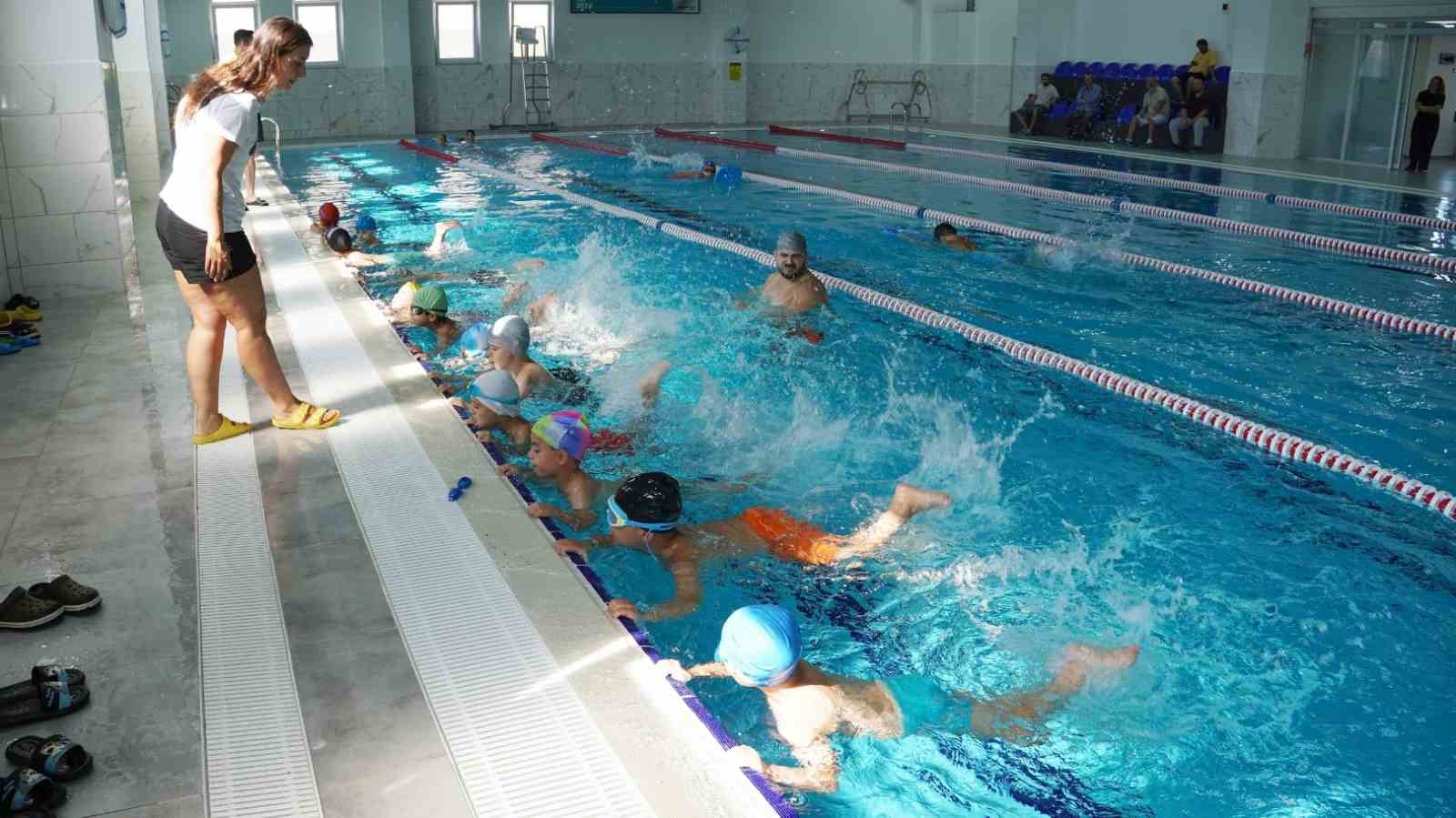 İznik&rsquo;te dev tesis y&uuml;zme kurslarıyla faaliyete başladı
