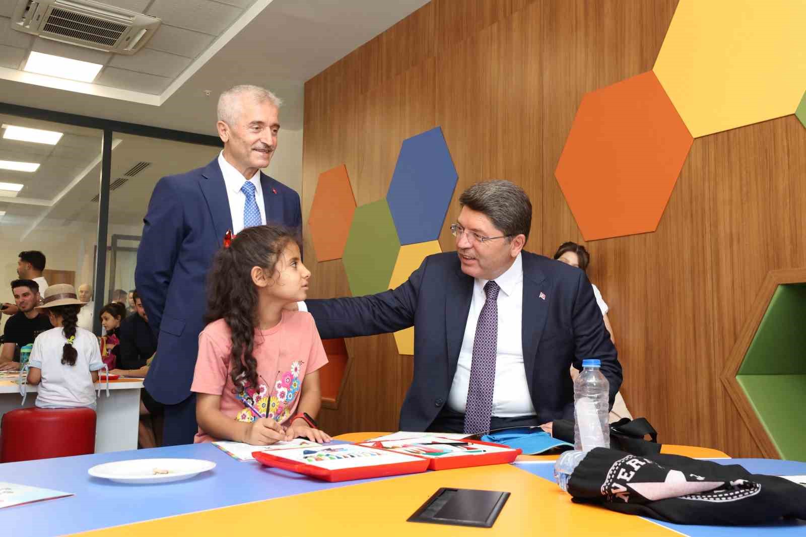 Bakan Tunç’tan Şahinbey Millet Cami ve Millet Kütüphanesi’ne tam not