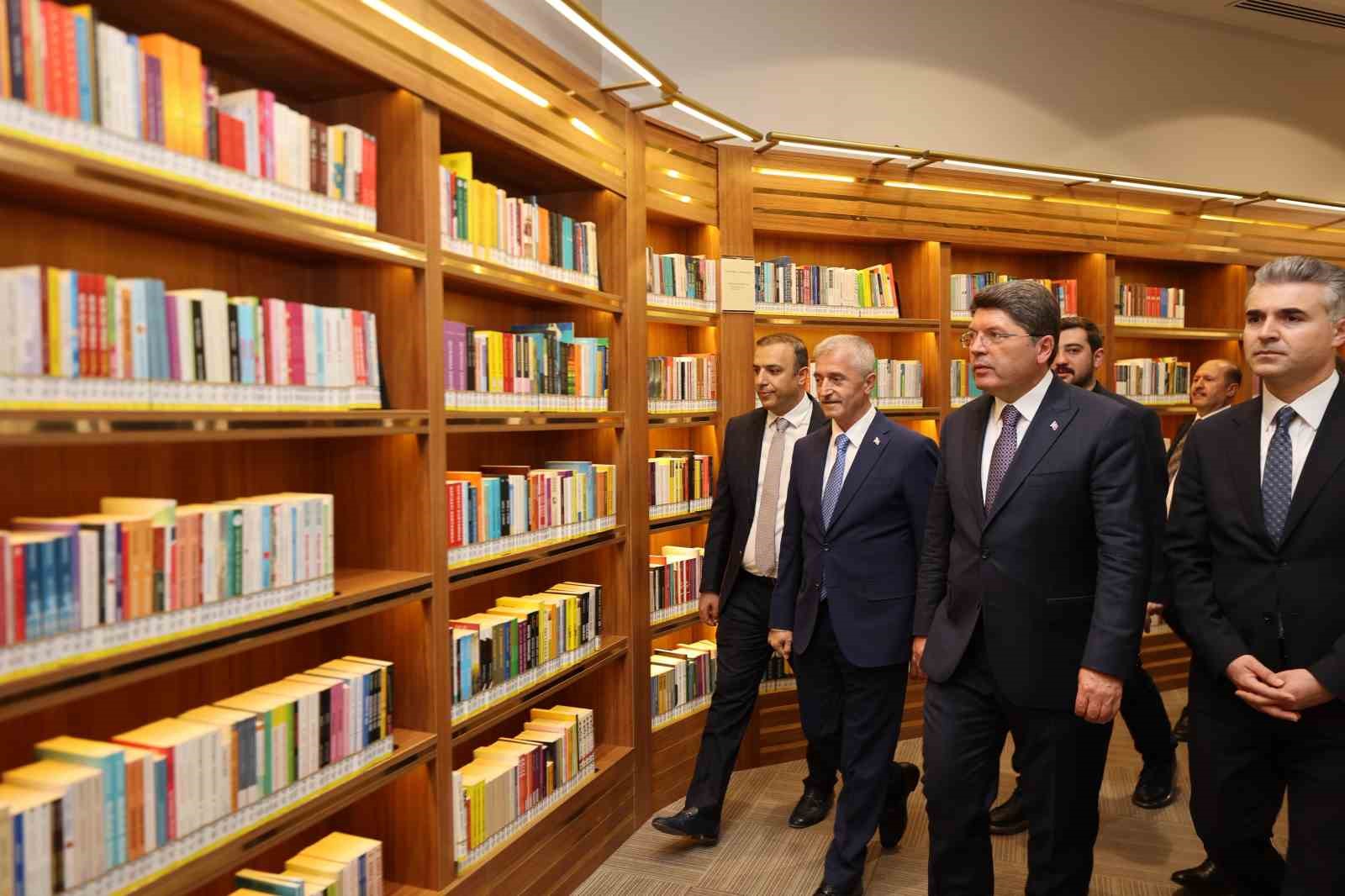 Bakan Tun&ccedil;&rsquo;tan Şahinbey Millet Cami ve Millet K&uuml;t&uuml;phanesi&rsquo;ne tam not
