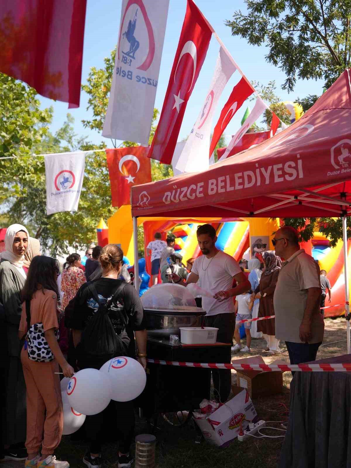 Hizmet-İş&rsquo;in pikniğine binlerce kişi katıldı

