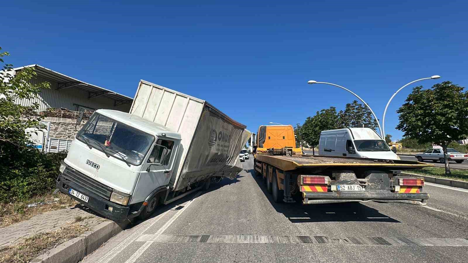 Kamyonetin freni patladı, facianın eşiğinden d&ouml;n&uuml;ld&uuml;
