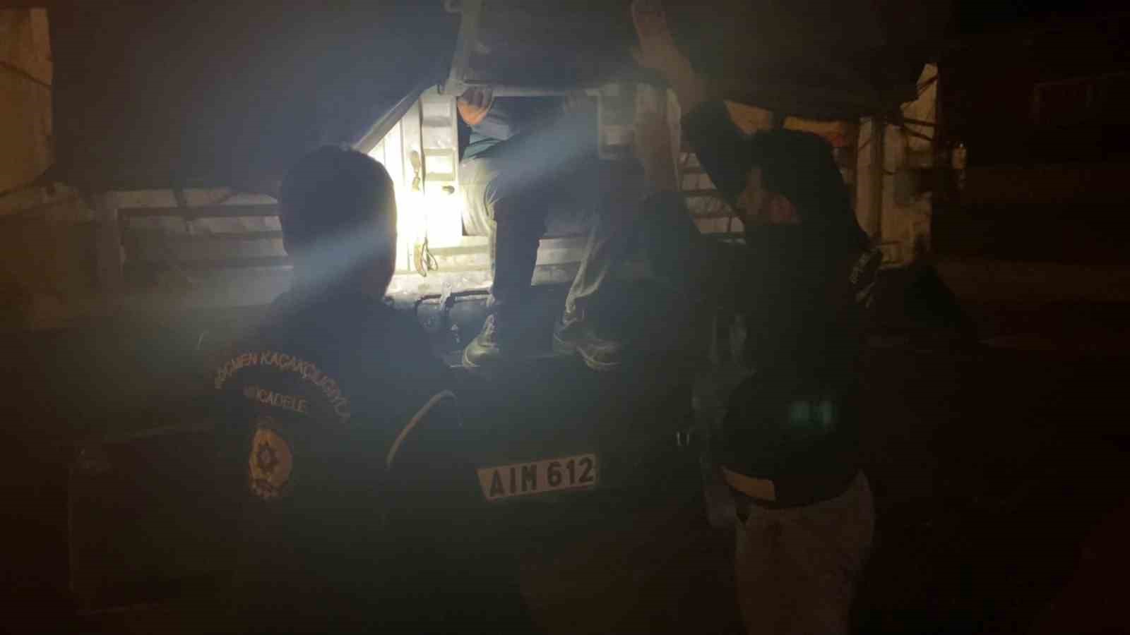 Erzurum’da tırın dorsesinde 22 düzensiz göçmen yakalandı