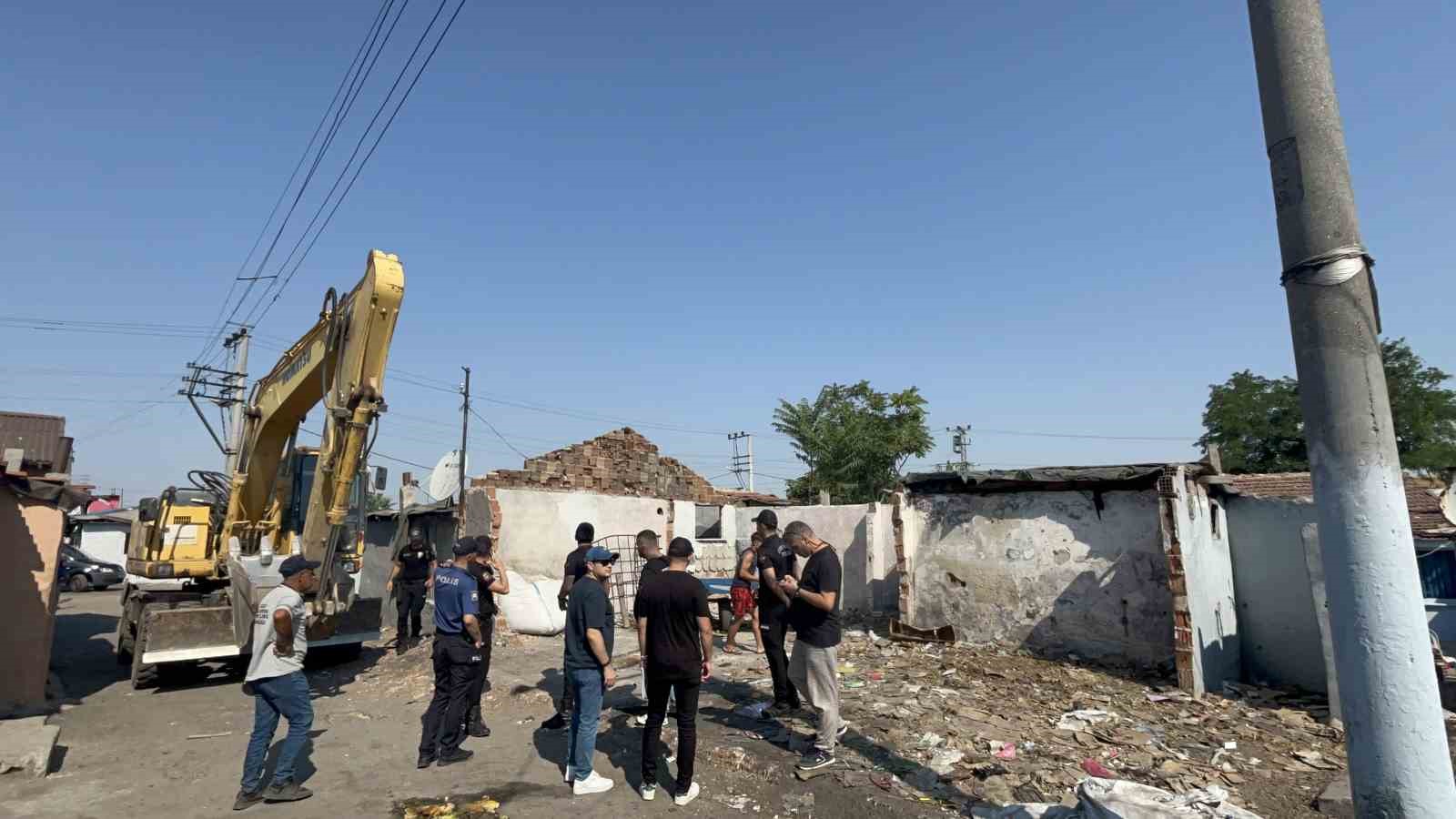 &Ccedil;orlu&rsquo;da metruk binalar yıkıldı
