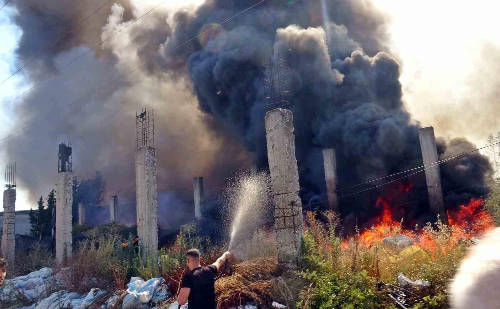 Antalya’da bir ev ve depo alevlerin arasında kaldı