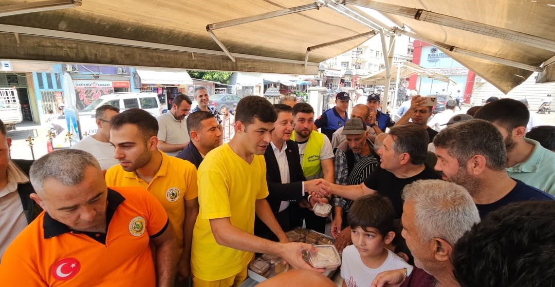 Dörtyol’da orman yangınında şehit düşen kahramanlar için helva dağıtıldı