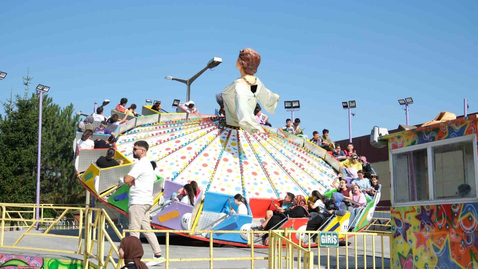 &Ccedil;orum Belediyesi&rsquo;nden 700 &ccedil;ocuğa lunapark s&uuml;rprizi
