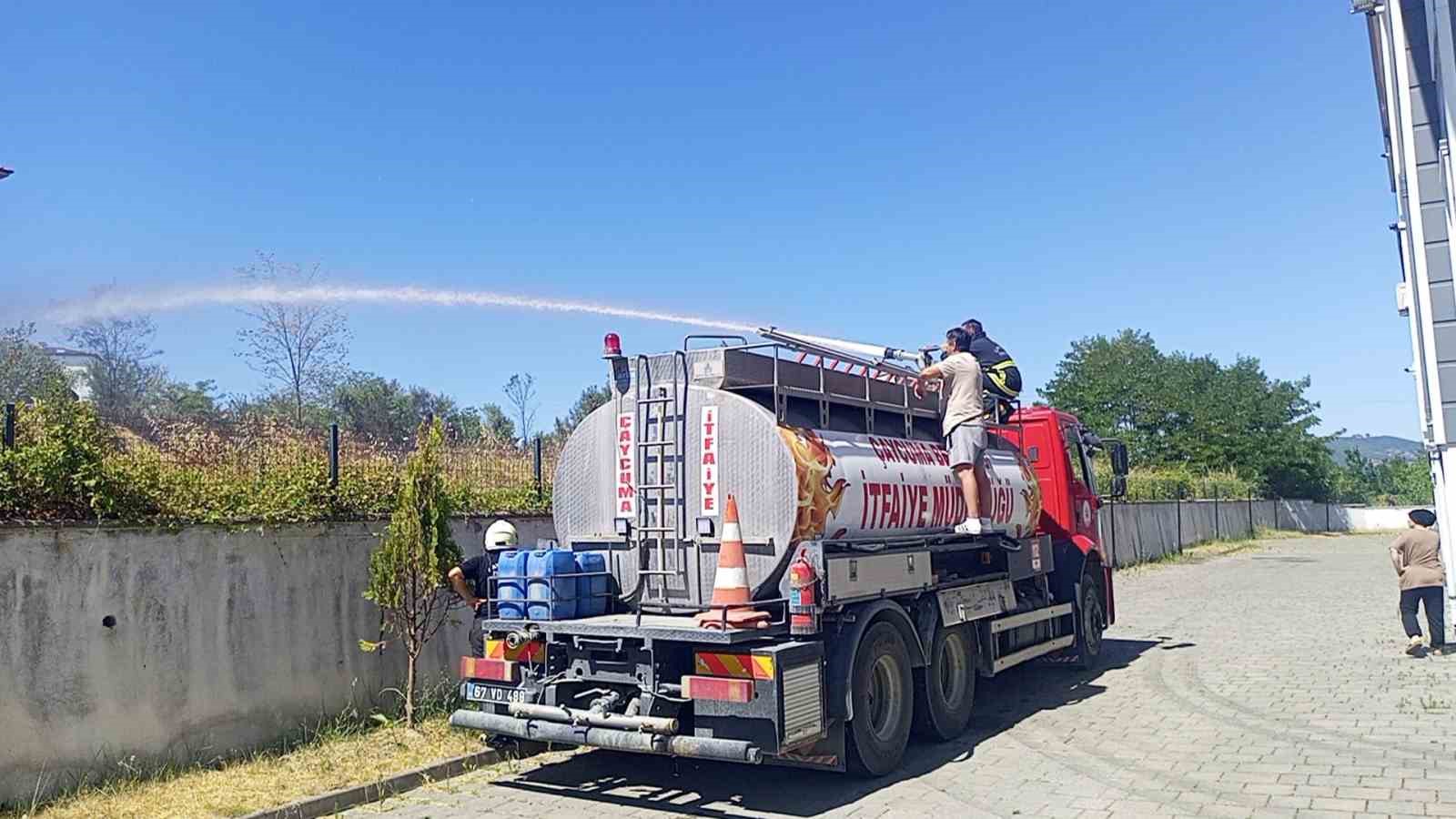 Hastane yakınında yangın paniği
