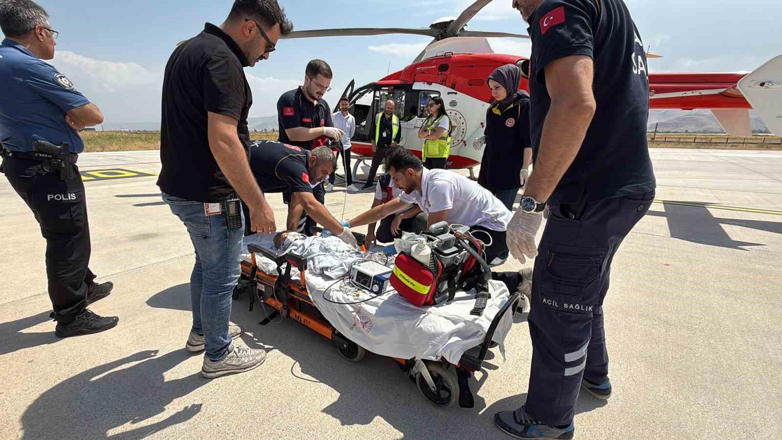 9 aylık bebek ambulans helikopterle Elazığ&rsquo;a sevk edildi
