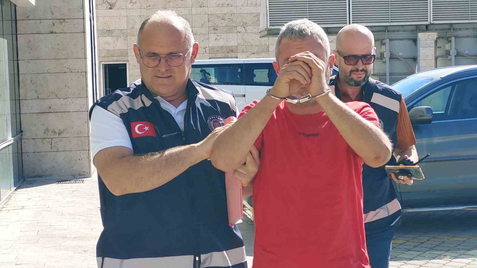 Eşini ve kızını hastanelik edip polise bıçak çekip direnen şahıs tutuklandı