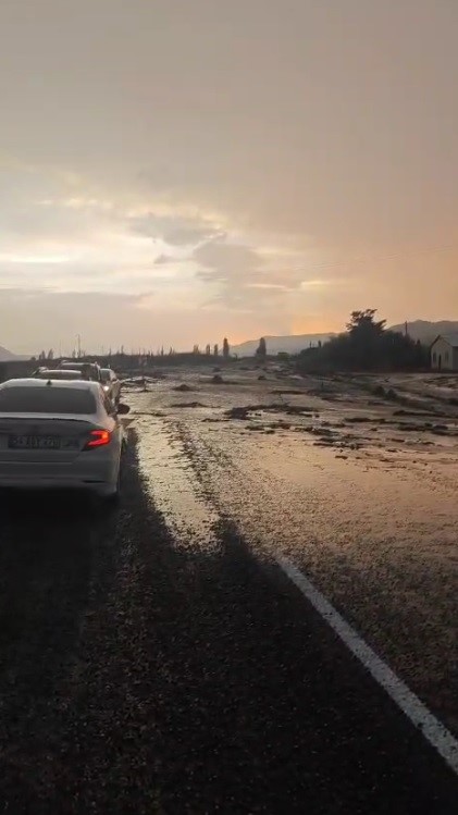 Kağızman-Iğdır karayolu sel nedeniyle ulaşıma kapandı