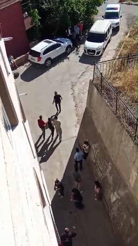 Polise yakalanmamak için girdiği bacada sıkıştı