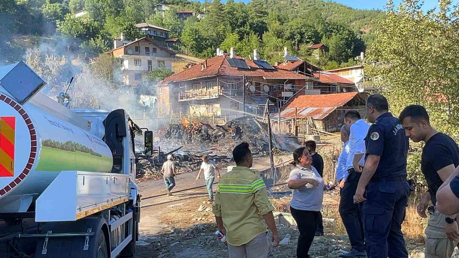 Bartın&rsquo;da 2 saatte 8 yangın
