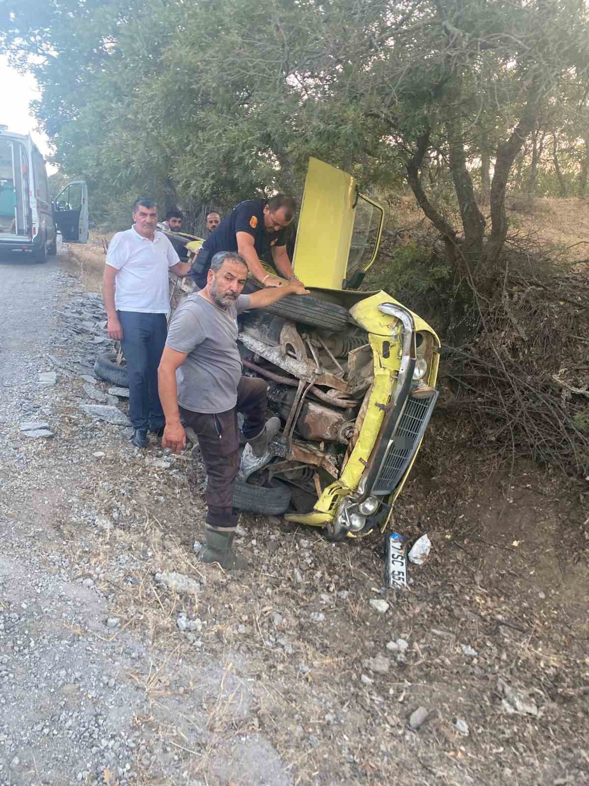 &Ccedil;anakkale&rsquo;de takla atan ara&ccedil;ta sıkışan s&uuml;r&uuml;c&uuml; kurtarıldı

