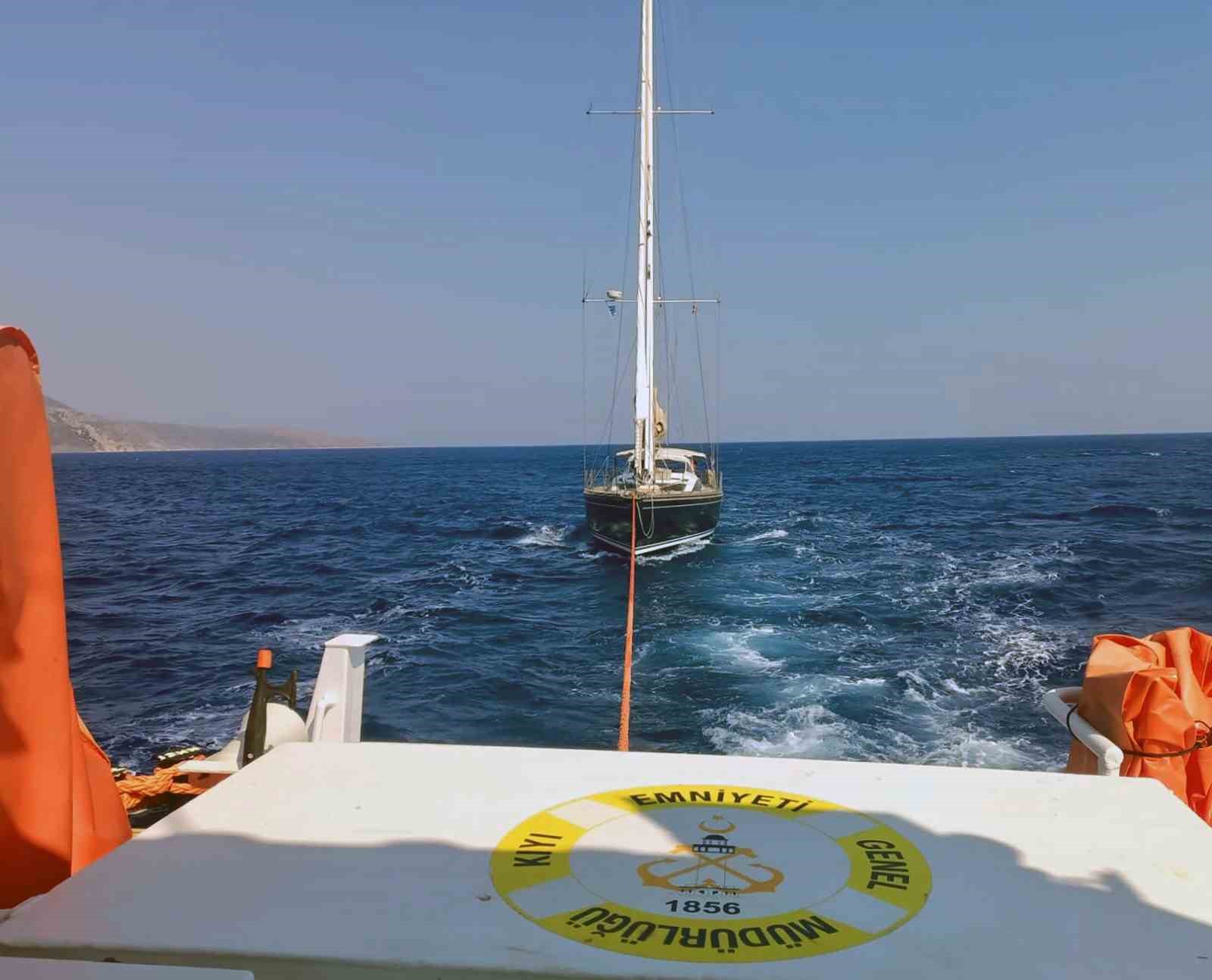 Datça’da açıklarında arızalanan ve sürüklenen yelkenli tekne kurtarıldı