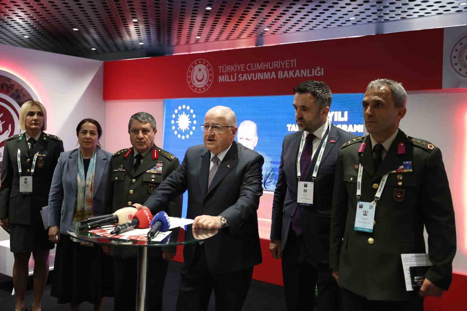 Bakan Güler’den, IDEF’te kurulan ‘2025 Aile Yılı’ standına ziyaret