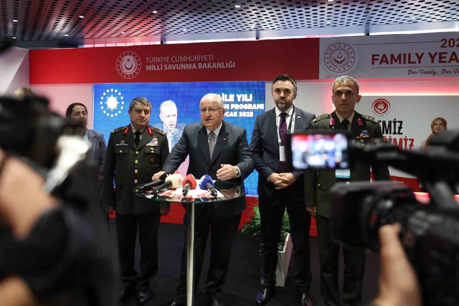 Bakan Güler’den, IDEF’te kurulan ‘2025 Aile Yılı’ standına ziyaret