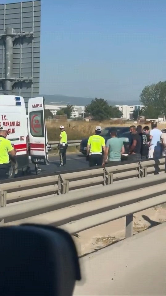 Bursa&rsquo;da 3 aracın karıştığı zincirleme kaza kamerada
