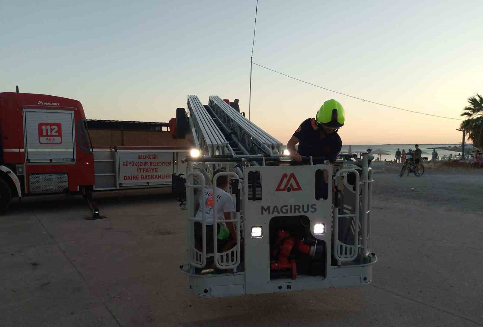 D&ouml;nme dolapta mahsur kalan 3 kişi, 42 metrelik itfaiye merdiveniyle kurtarıldı
