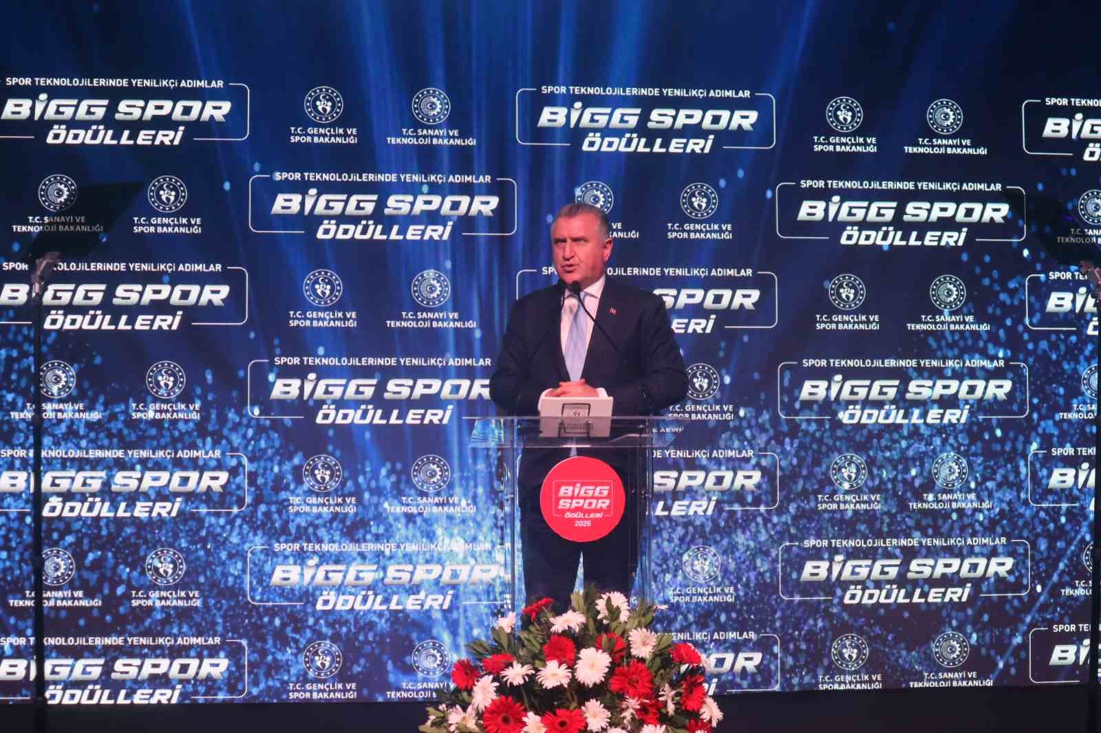 Gençlik ve Spor Bakanı Bak ile Sanayi ve Teknoloji Bakanı Kacır, "Bigg Spor Ödülleri" törenine katıldı