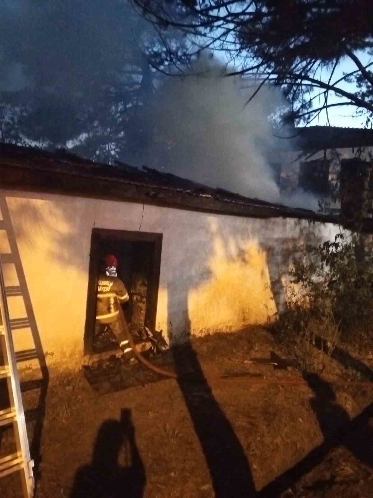 Alevlere teslim olan müştemilat kamerada