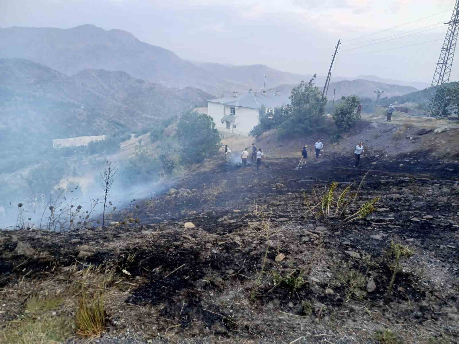 Batman’da örtü yangınını vatandaşlar söndürdü
