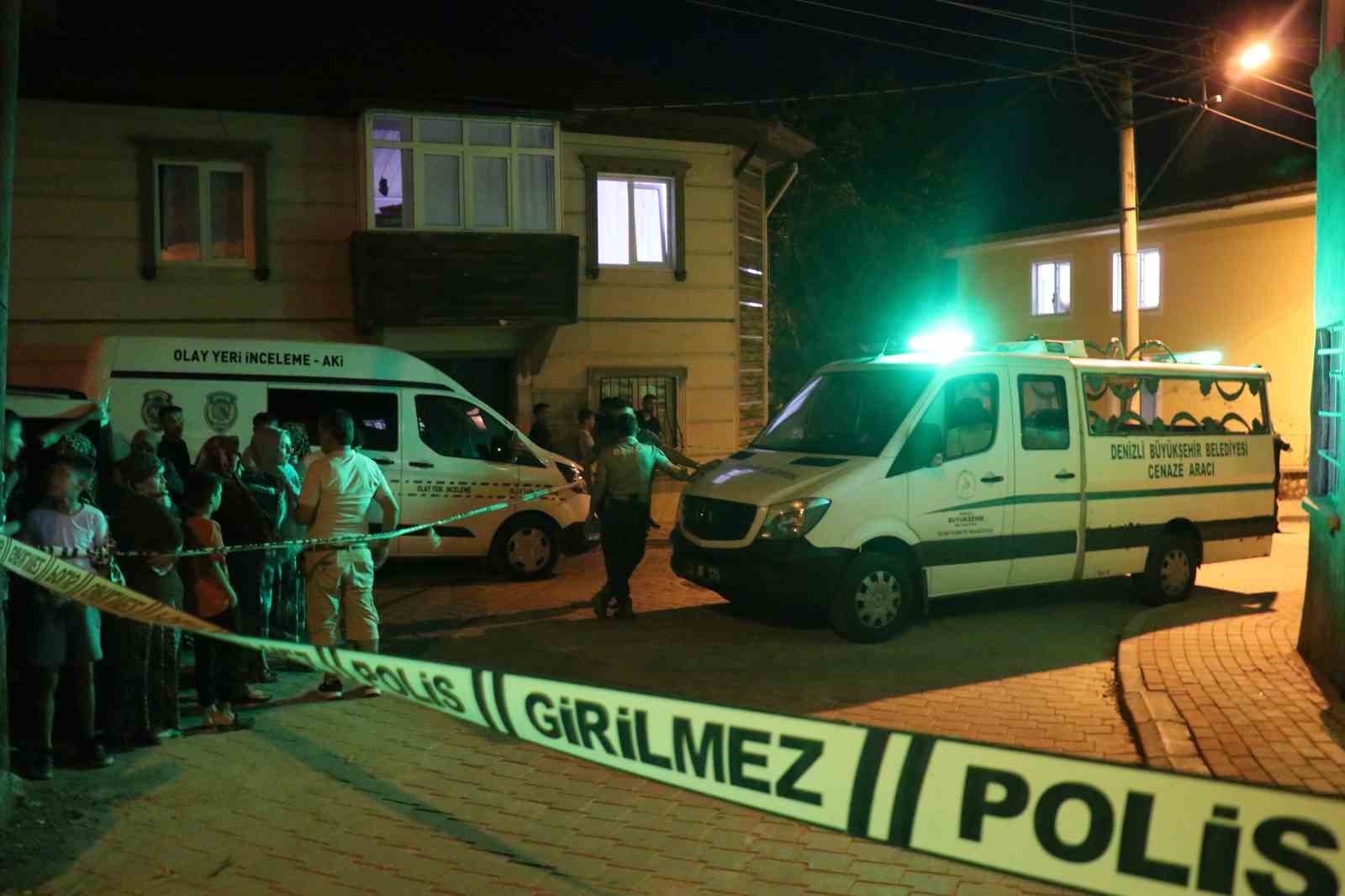 İşten dönen kadın evde iki kişinin cesediyle karşılaştı