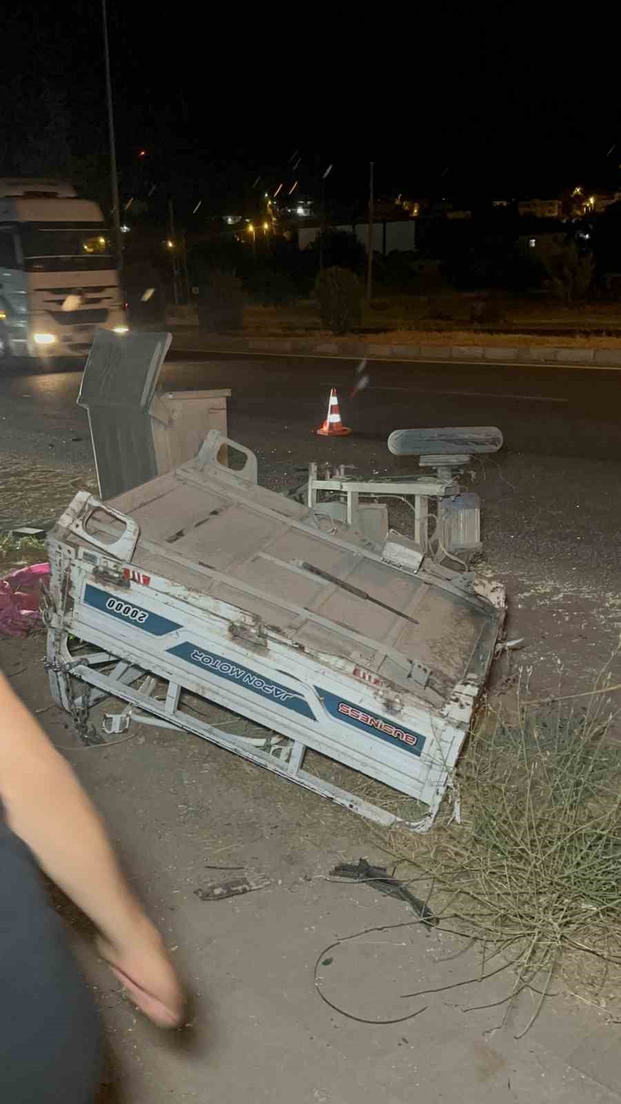 Elazığ&rsquo;da otomobil ile elektrikli motosiklet &ccedil;arpıştı: 2&rsquo;si ağır 3 yaralı
