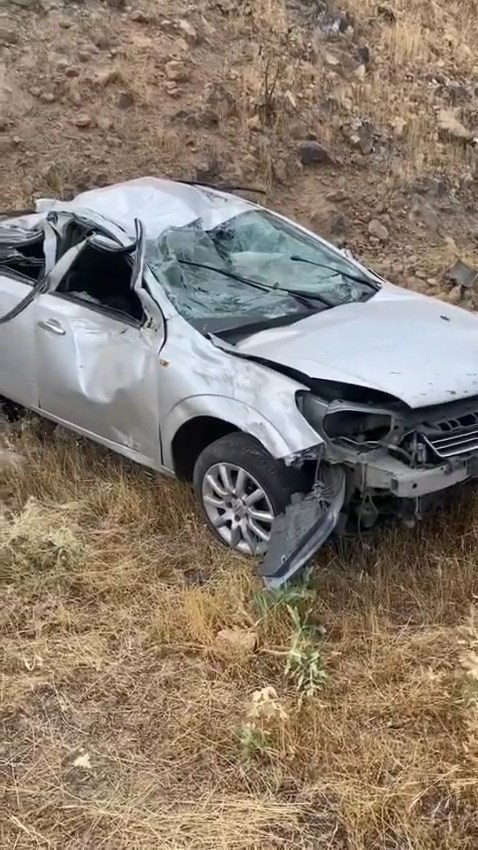 Elazığ’da otomobil şarampole yuvarlandı: 2 yaralı