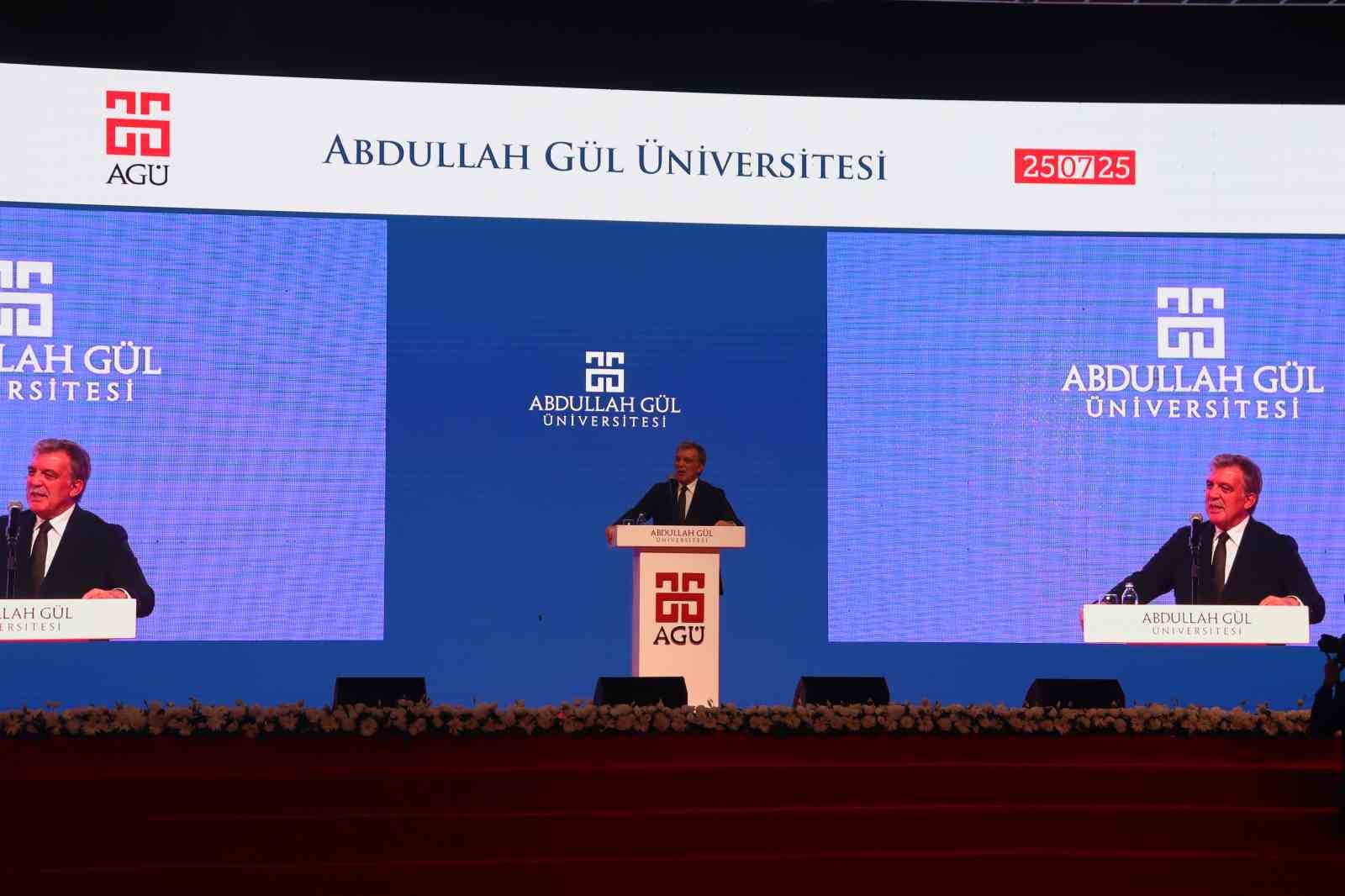 Abdullah Gül: "Dünya hiç görülmediği kadar kural tanımaz, görülmediği kadar uluslararası kuruluşların ve sistemin çöktüğü çok tehlikeli bir dönemden geçiyor"