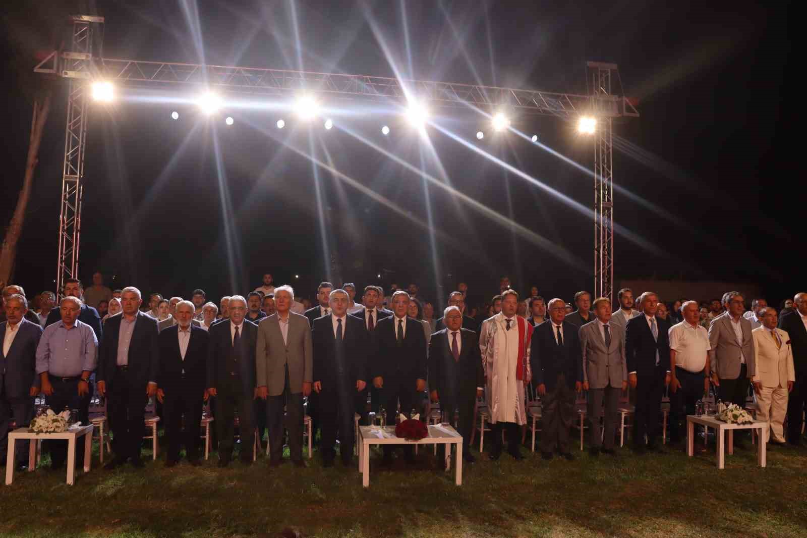 Abdullah Gül: "Dünya hiç görülmediği kadar kural tanımaz, görülmediği kadar uluslararası kuruluşların ve sistemin çöktüğü çok tehlikeli bir dönemden geçiyor"