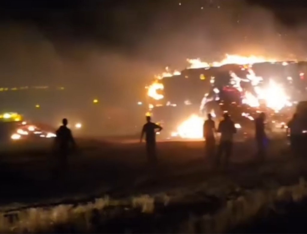 Siirt&rsquo;te &ccedil;ıkan saman yangınına m&uuml;dahale s&uuml;r&uuml;yor
