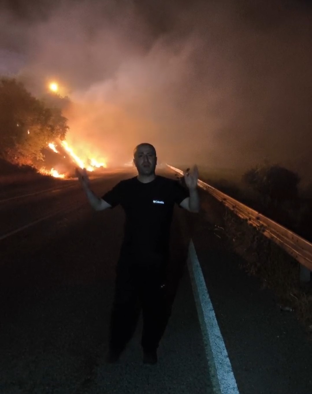 Hakkari-&Ccedil;ukurca karayolu &uuml;zerinde orman yangını &ccedil;ıktı
