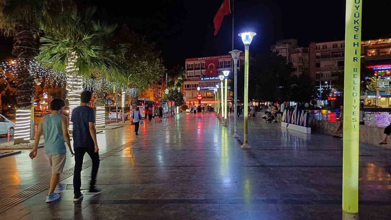 Akşam termometre 35’i gösterdi Aydınlılar serinlemek için meydana akın etti