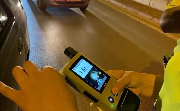 Alkollü çevirmeye girdi, ehliyeti gidince depremleri daha önceden bildiğini iddia etti