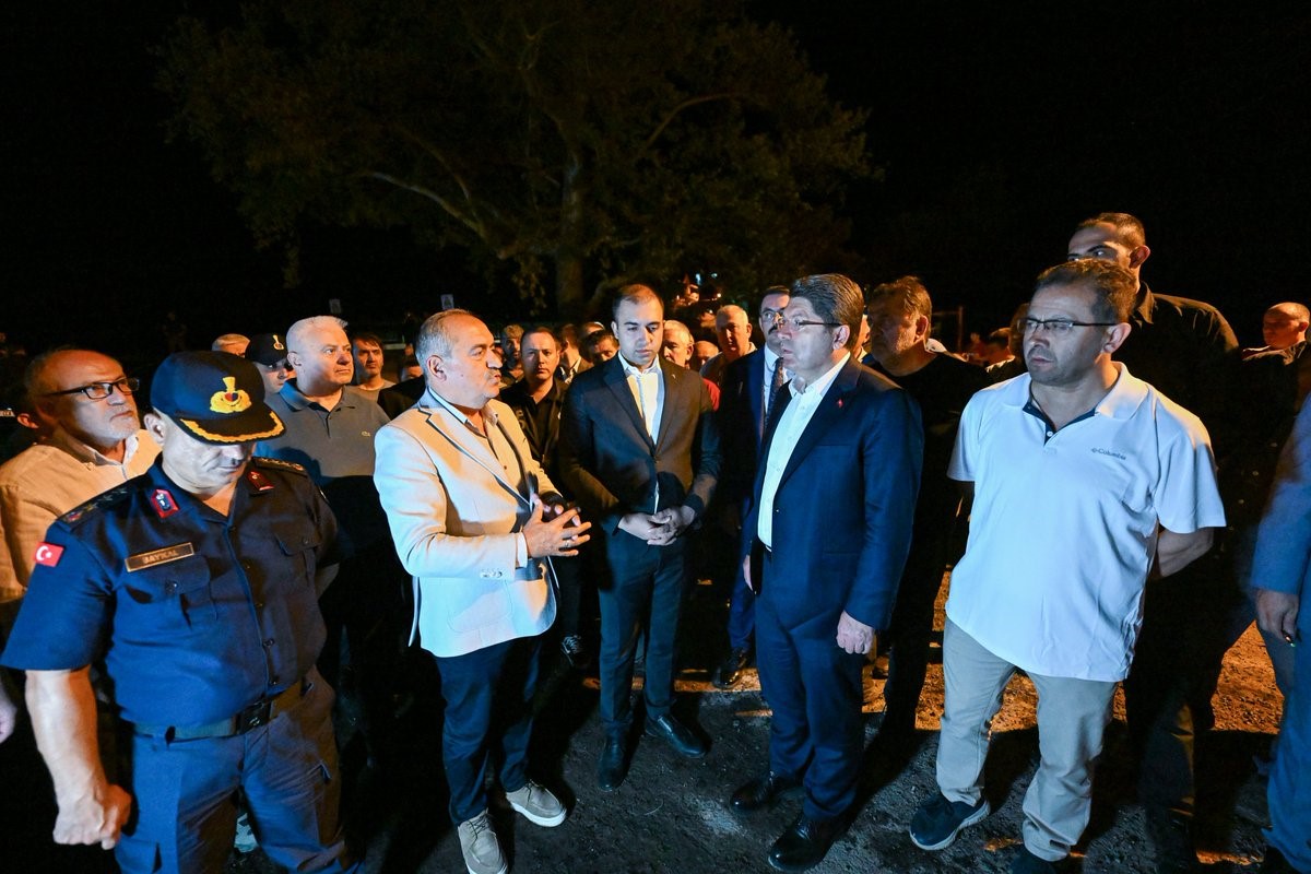 Adalet Bakanı Tun&ccedil;: "26 Haziran-26 Temmuz tarihleri arasında &ccedil;ıkan orman yangınlarıyla ilgili 17 kişi tutuklu bulunmaktadır"
