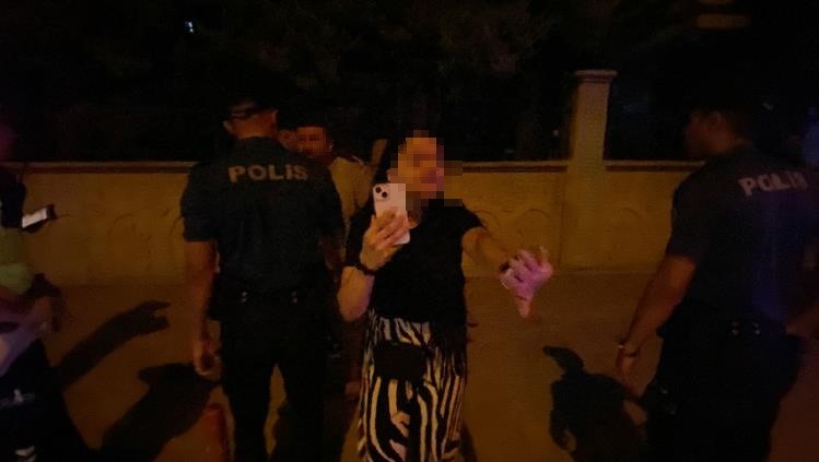 Polisten ka&ccedil;an ehliyetsiz alkoll&uuml; s&uuml;r&uuml;c&uuml;n&uuml;n yakınları gazetecilere saldırdı
