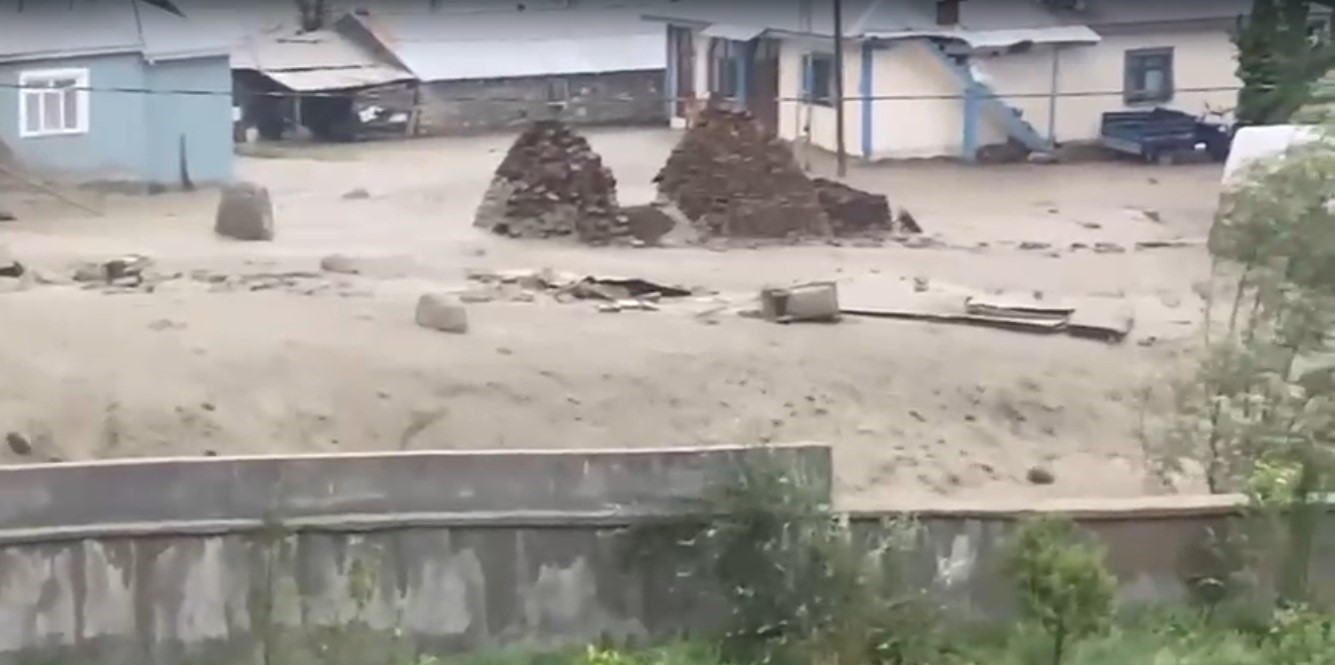 Kars&rsquo;ta selin geliş anı kamerada
