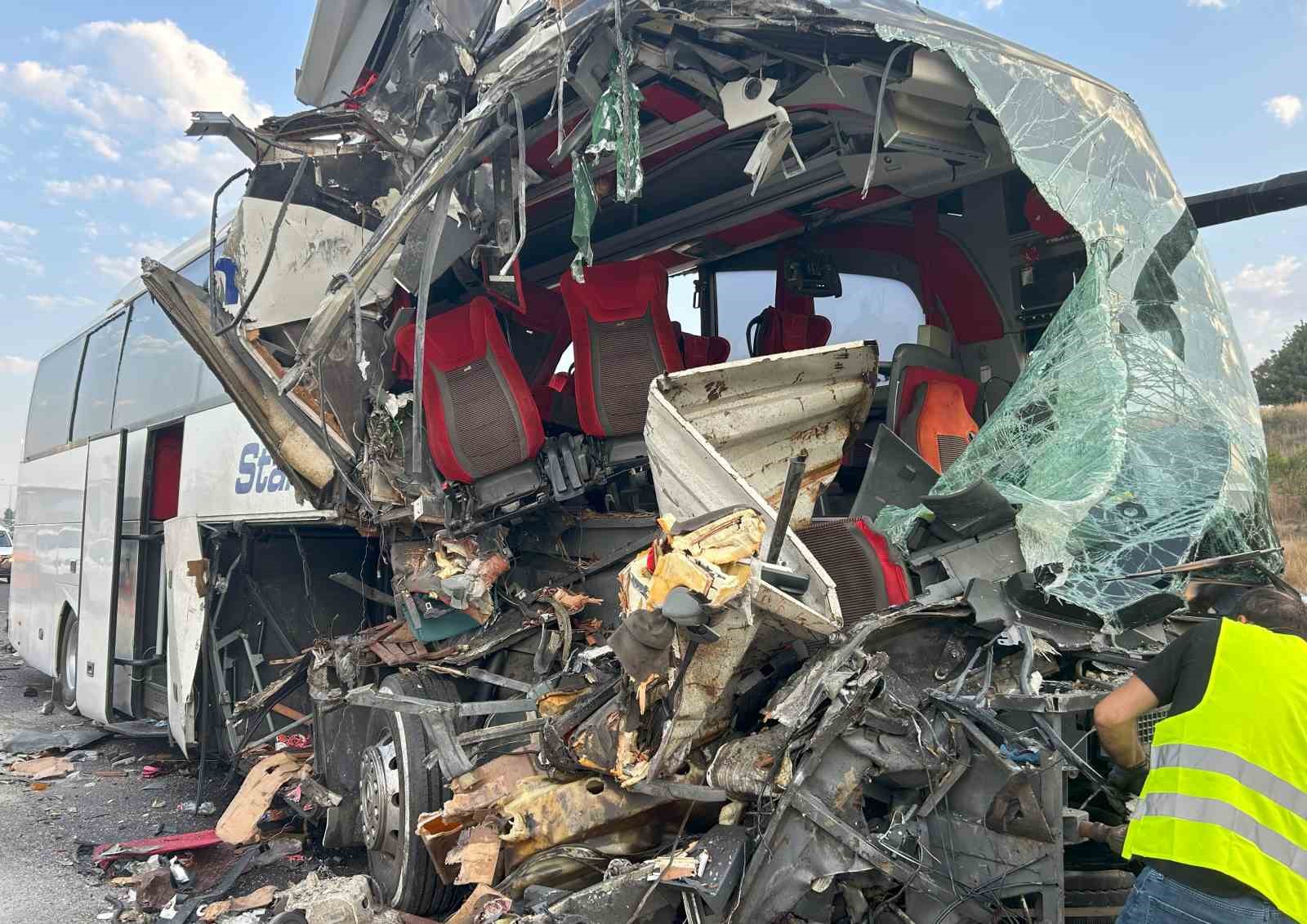 Mersin&rsquo;de otob&uuml;s tıra &ccedil;arptı:  9 yaralı
