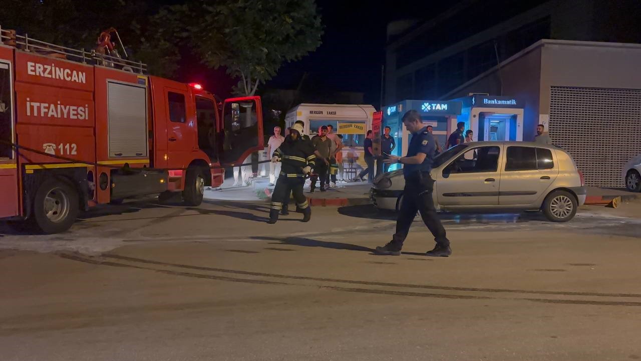 Erzincan&rsquo;da gece saatlerinde korkutan ara&ccedil; yangını
